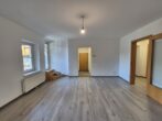 Wohnzimmer - Renovierte 3 Zimmer Wohnung mit Balkon im Herzen von Pitten!