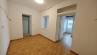 Vorraum - Zinshaus mit drei Eigenständigen Wohnungen mit Garten in zentraler Lage von Ternitz!